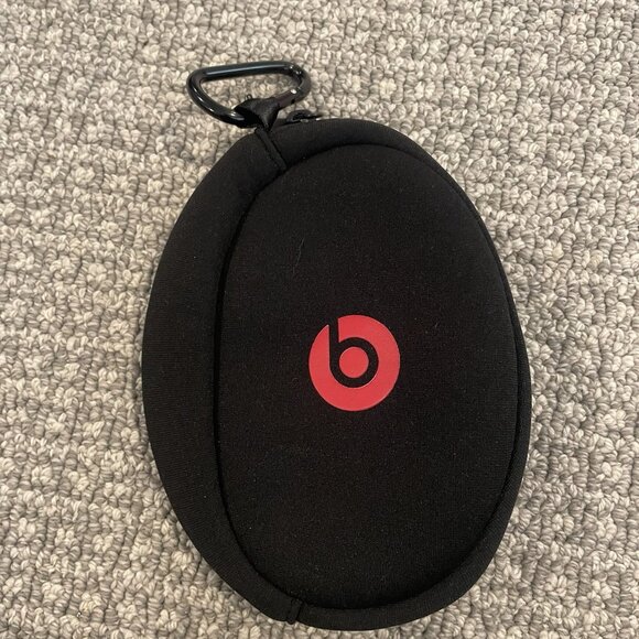 Beats by Dre Soft Case For Headphones Black  Red Logo Zip Keychain - Picture 1 of 4